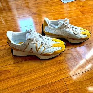 NEW BALANCE 327 mens 6 womens 7.5